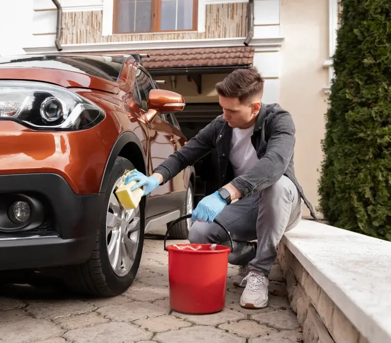 Lavage auto à domicile Dampierre-sous-Brou : professionnel intervenant sur un véhicule
